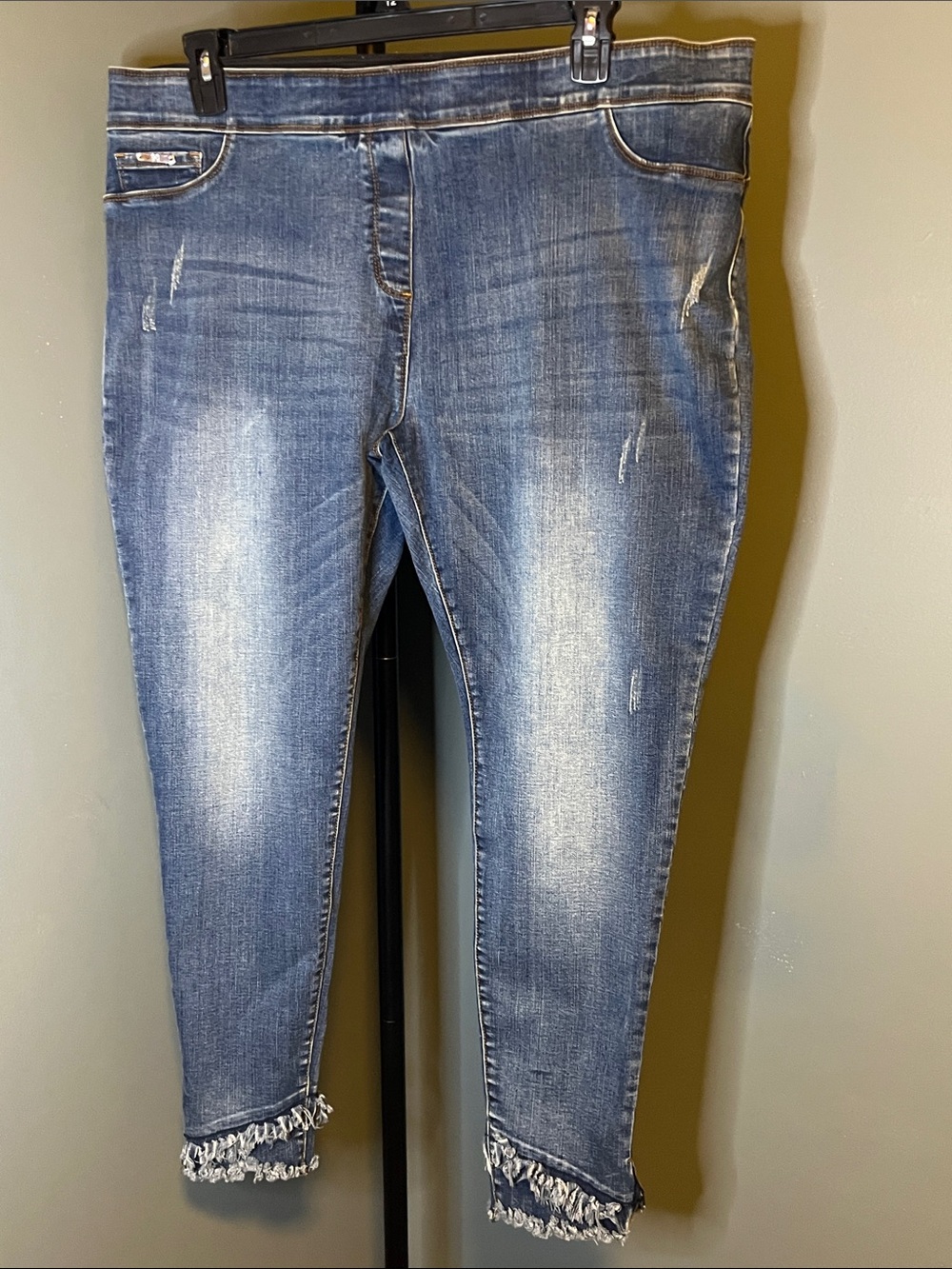 Coco + Carmen Frayed Hem Ankle Jeans in Blue Wash